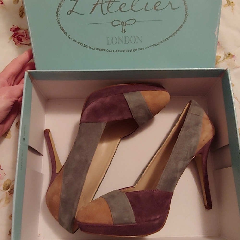L'Atelier London Suede Pumps